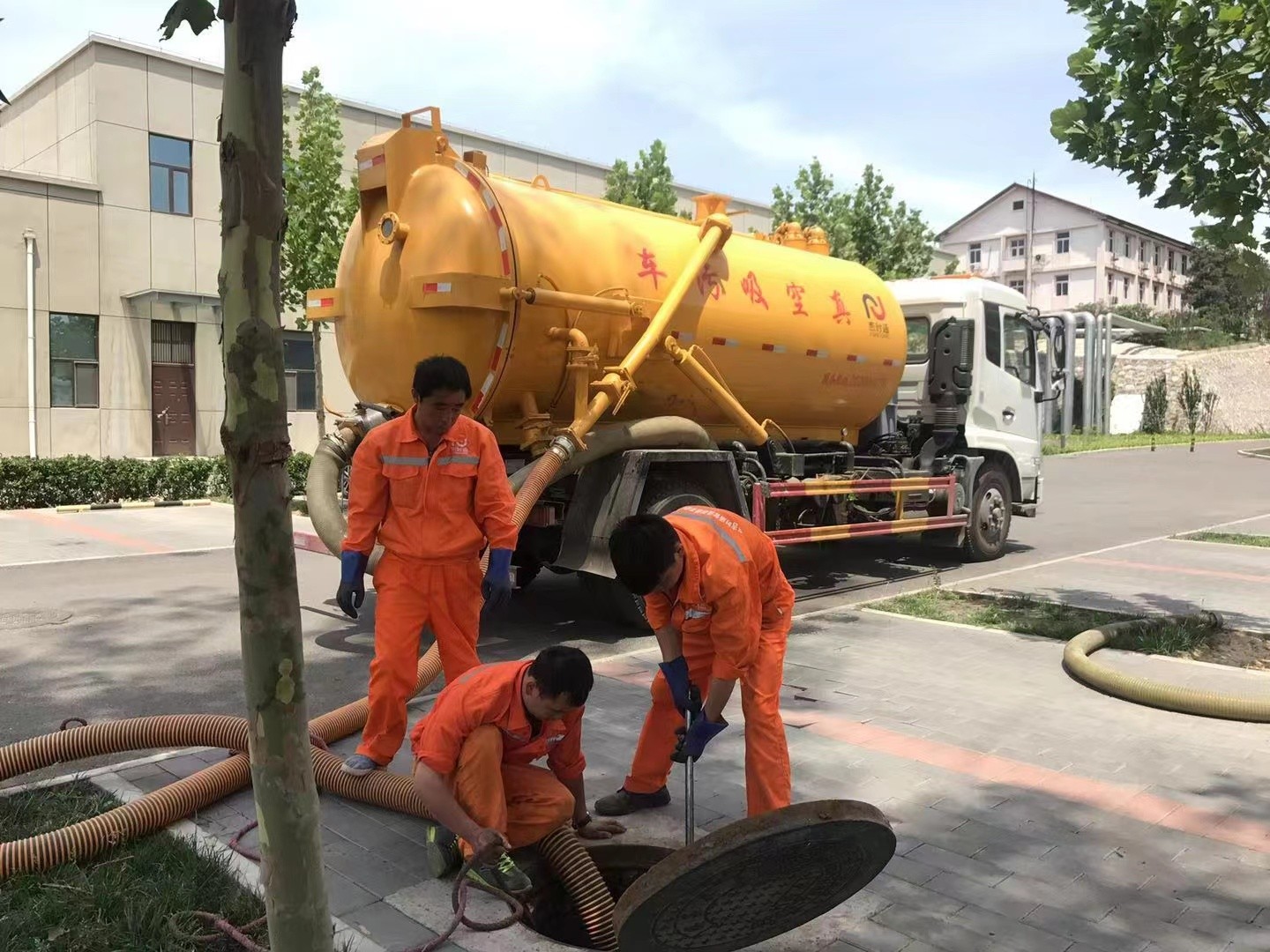 大新管道疏通车停在窨井附近