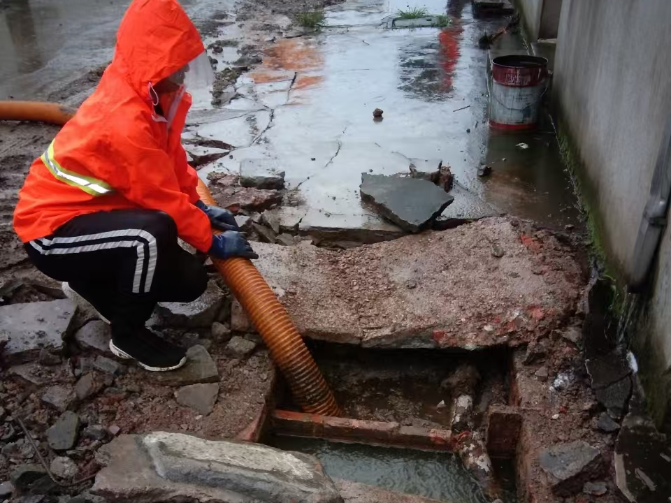 大新专业清理污水池 炜誉市政以规范流程守护城市 “肠道”