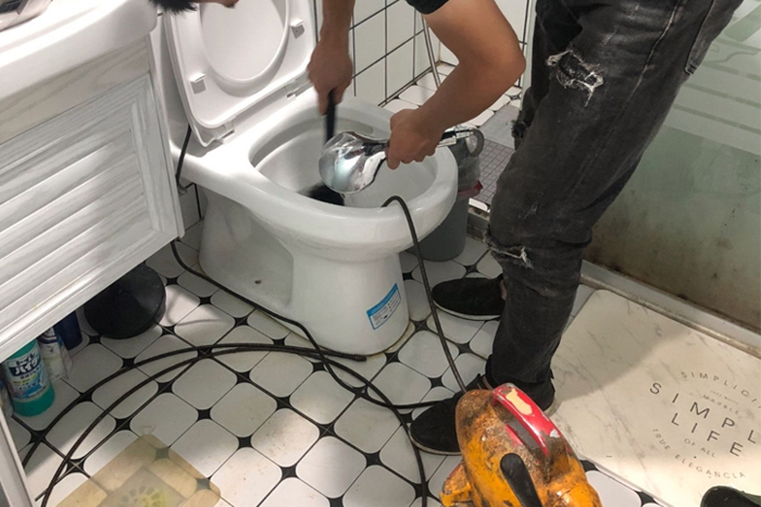 大新马桶堵塞自己疏通还是找师傅？专业上门服务让你省时更省心