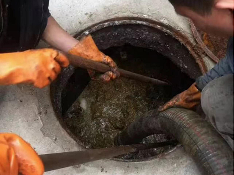 大新清理化粪池时如何避免沼气的危害？